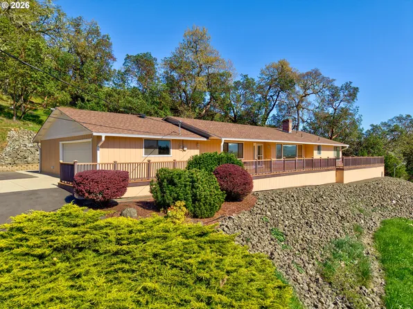 1386 Arcadia Dr, Roseburg, OR 97471