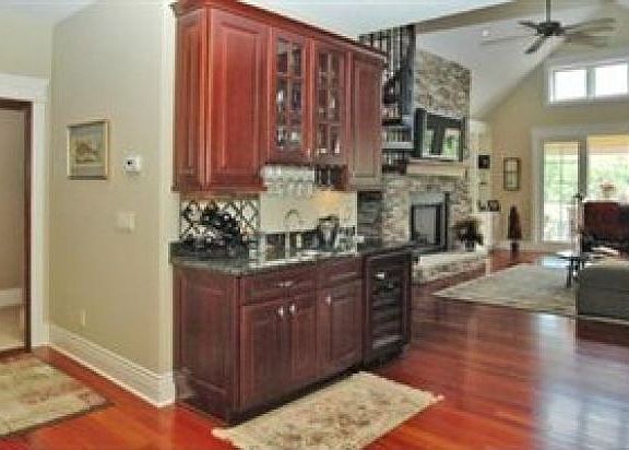 4th image of 2100 Botanica Ln