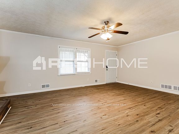 3rd image of 180 Southmoor Cir