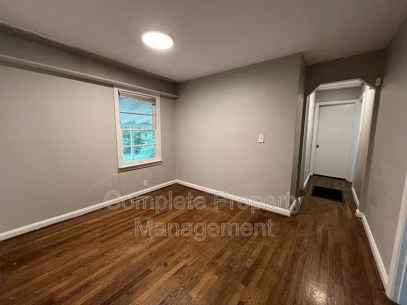 3 bed, 1.0 bath, 936 sqft, $1,300 — Photo 4