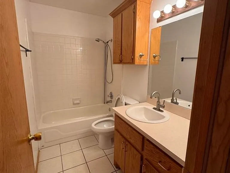 118 SE Churchill Way — Photo 8