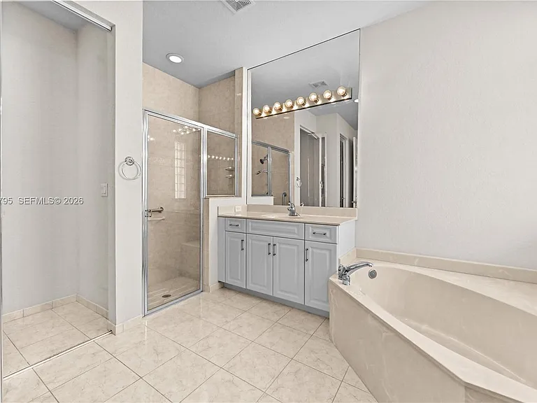 6823 Fabiano Cir — Photo 32