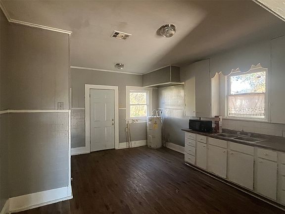 5th image of 3014 Desoto St