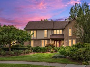 960 Whitegate Dr, Northville, MI