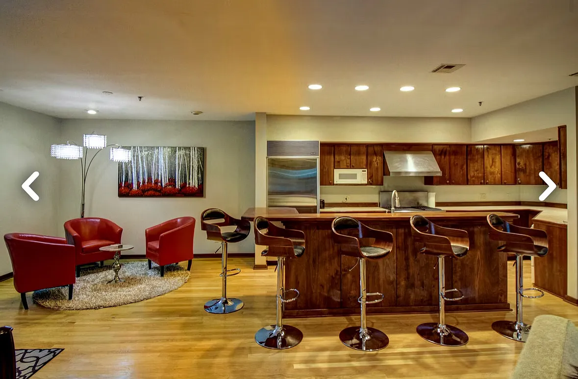 5 bed, 2.5 bath, 3200 sqft, $4,500 — Photo 3