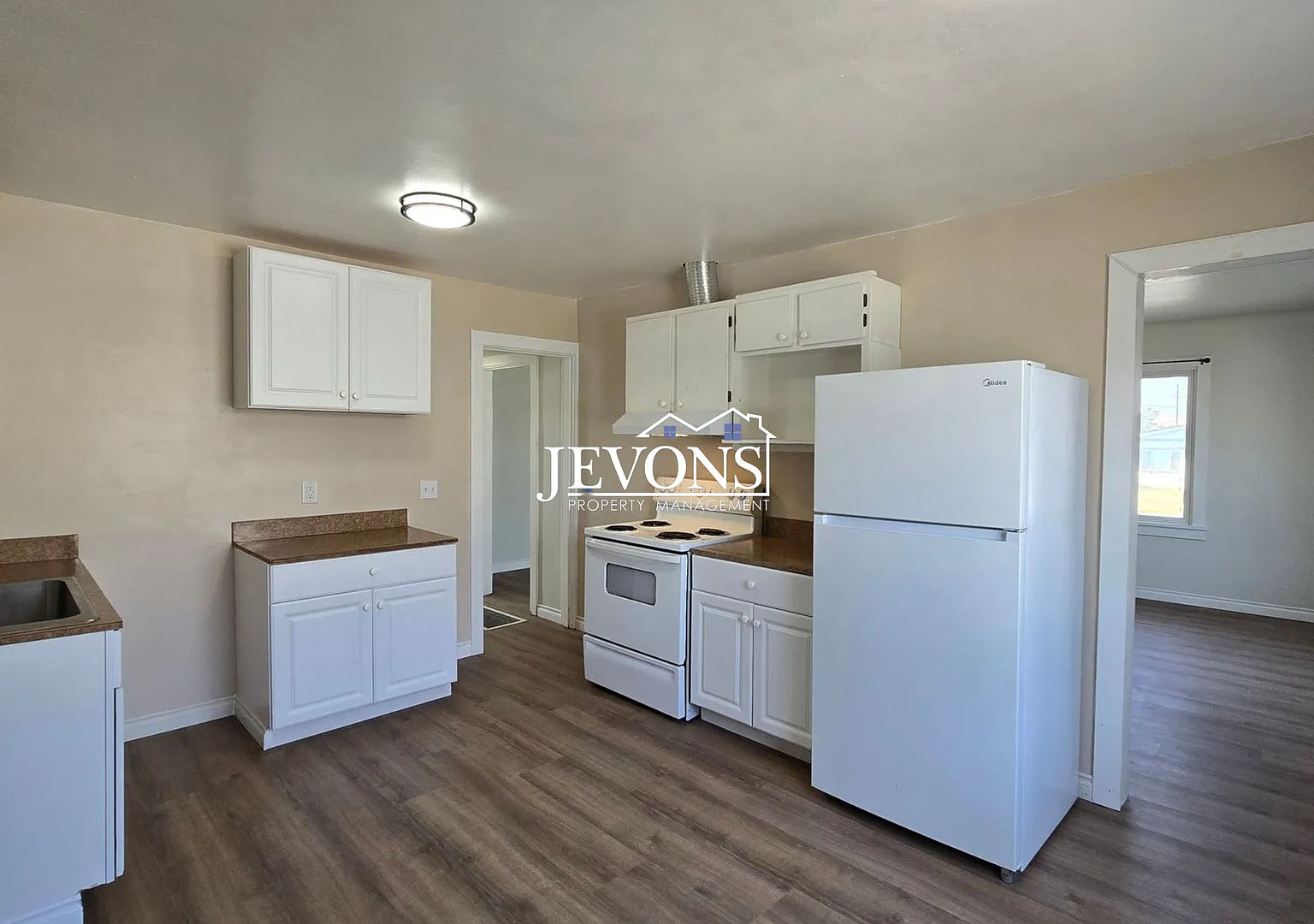 $250 Off First Month's Rent. Charming 2 Bed, 1 Bath Home with Fenced Yard and Garage. — Photo 2