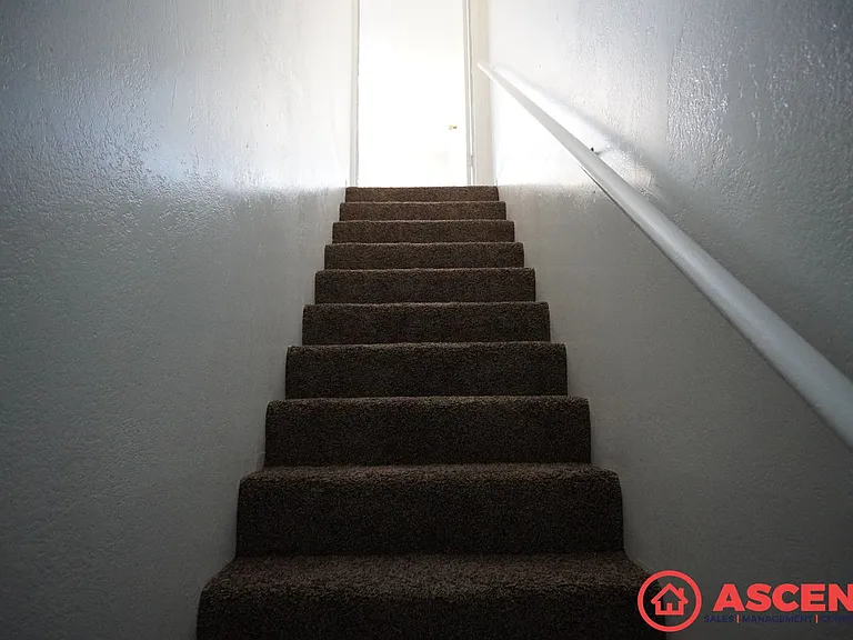 1020 Valhalla Dr — Photo 2
