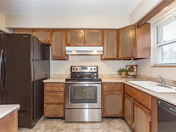 5th image of 8618 W 84th Ter