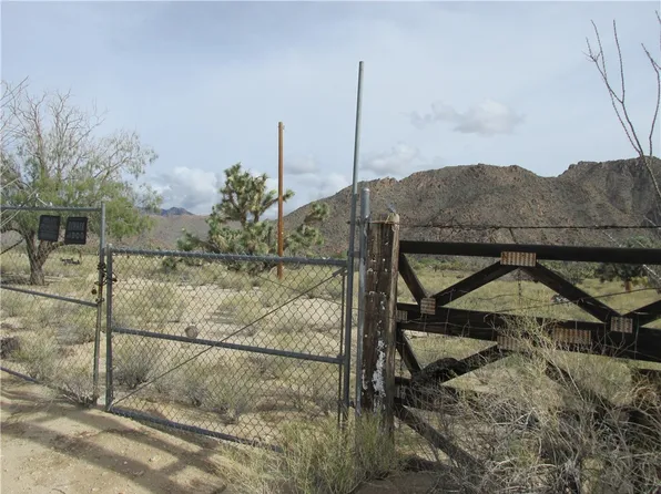 11690 S Alan Rd, Yucca, AZ 86438