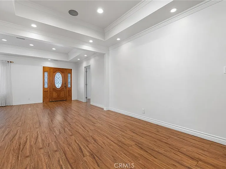 766 N Alexandria Ave — Photo 17