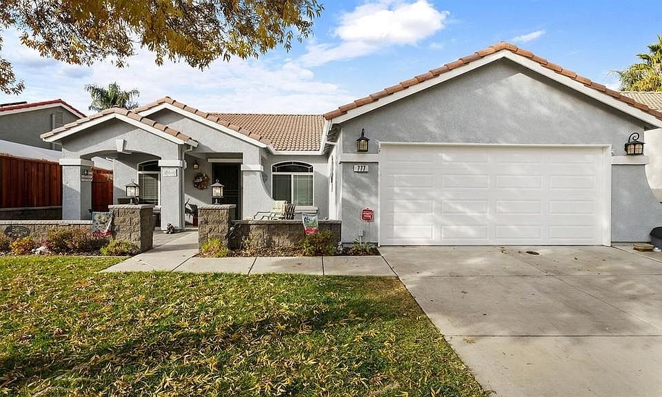 Frontyard (east facing)