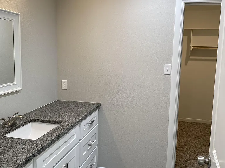 313 E Nelson St — Photo 16