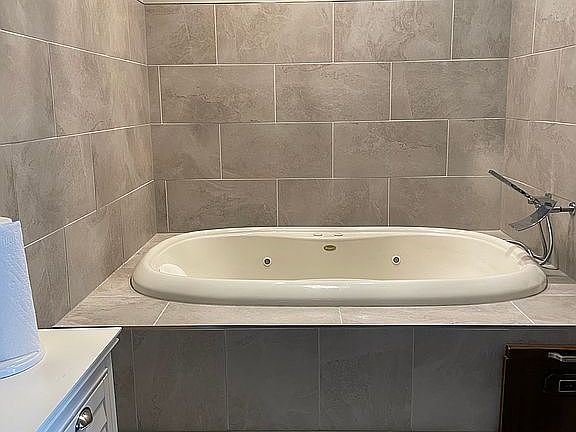 Master Bath jetted tub