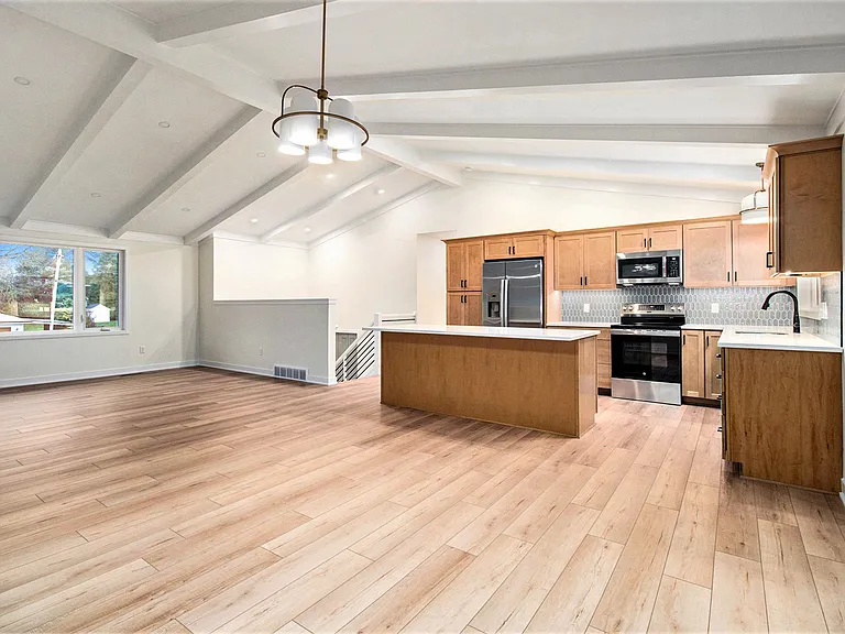 1149 Cadet Ln — Photo 3