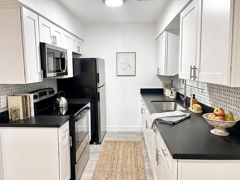 333 W Medlock Dr #13 — Photo 2