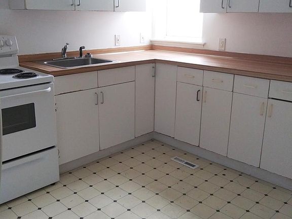 3rd image of 28 Lower Oak St