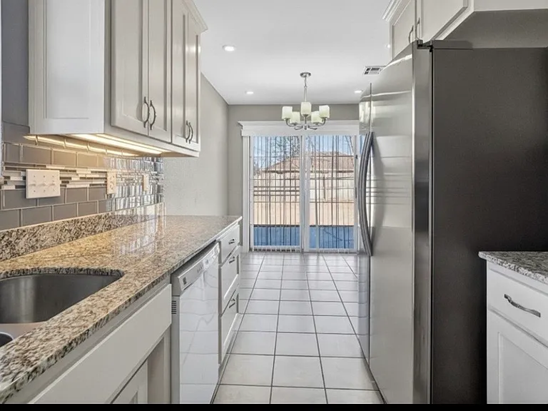 813 Marcus St — Photo 26