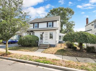 38 Chester Ct, Oceanside, NY 11572