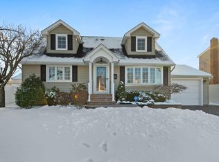 38 Fordham Ave, Hicksville, NY 11801