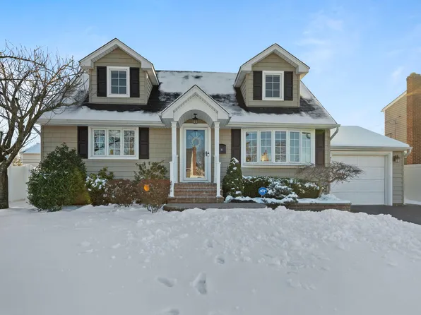 38 Fordham Avenue, Hicksville, NY 11801