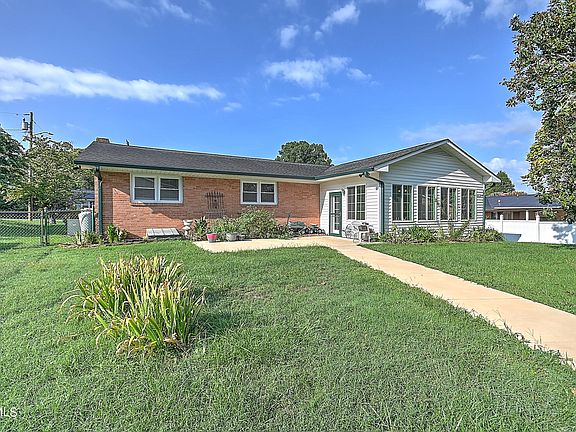 3rd image of 1912 Forest View Dr