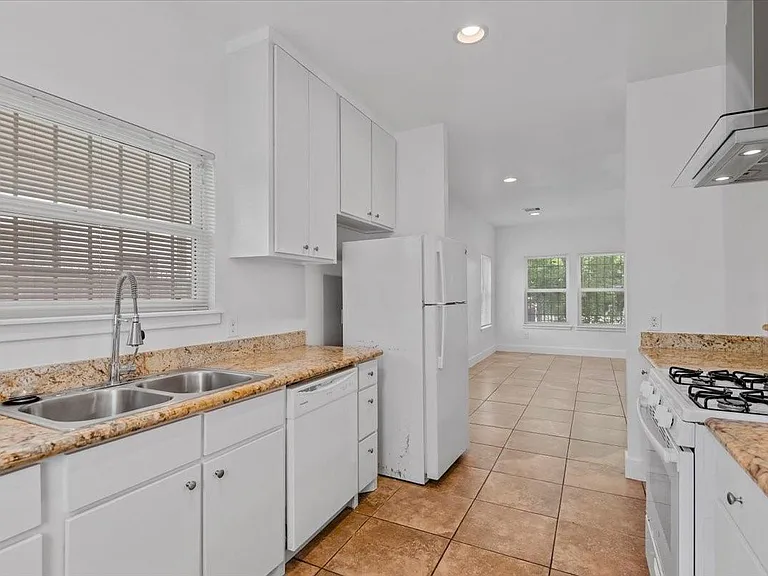 2514 Bennington St — Photo 16