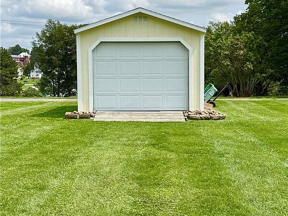 5th image of 105 Butternut Ln