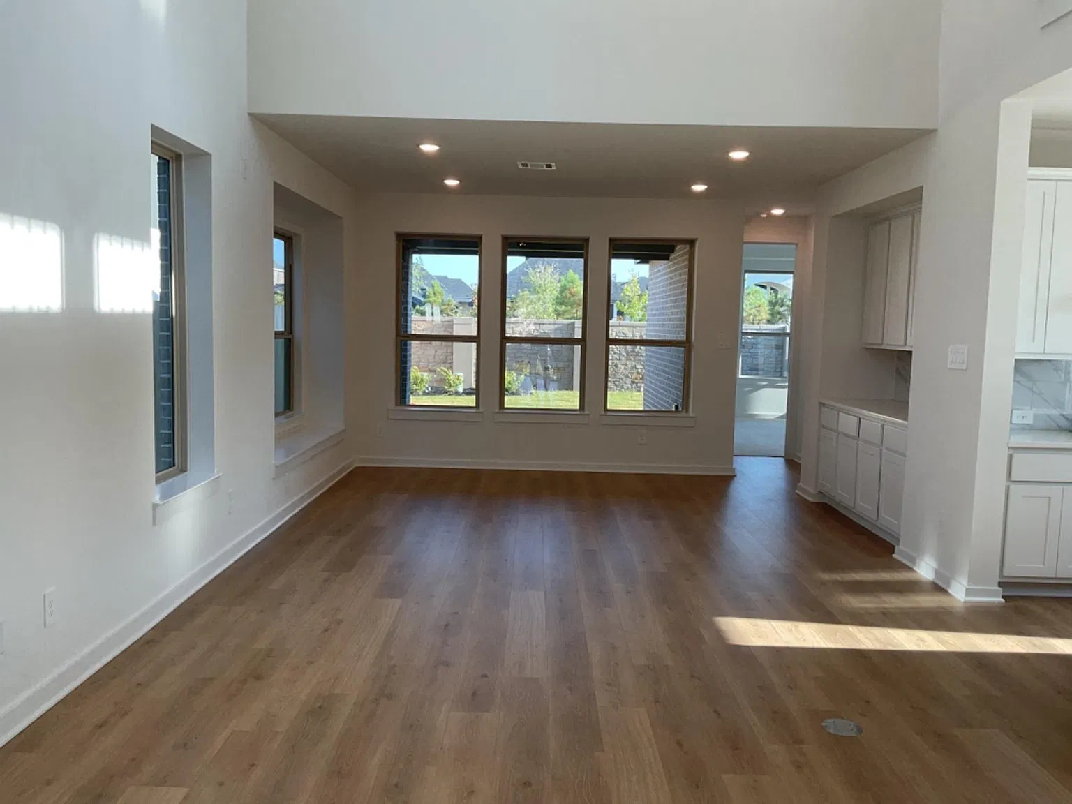4 bed, 5.0 bath, 2627 sqft, $2,850 — Photo 4