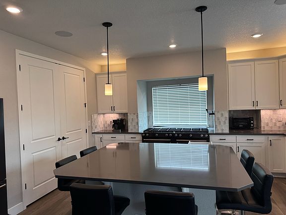 Kitchen with eat-in island