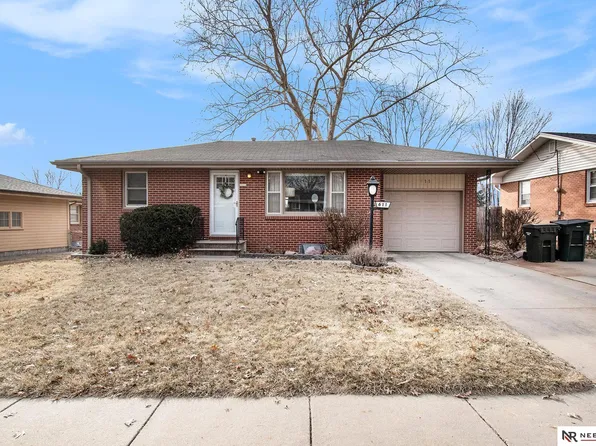 611 Skyway Rd, Lincoln, NE 68505