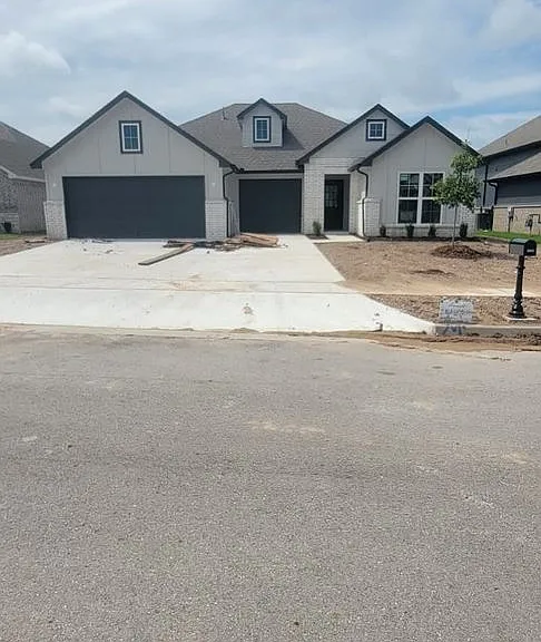 3905 W Laredo St — Photo 1