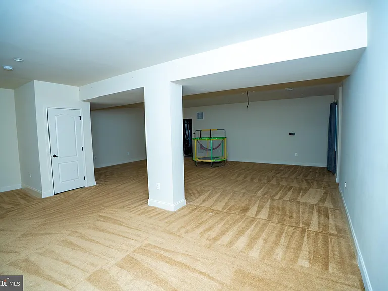 22535 Willington Sq — Photo 54