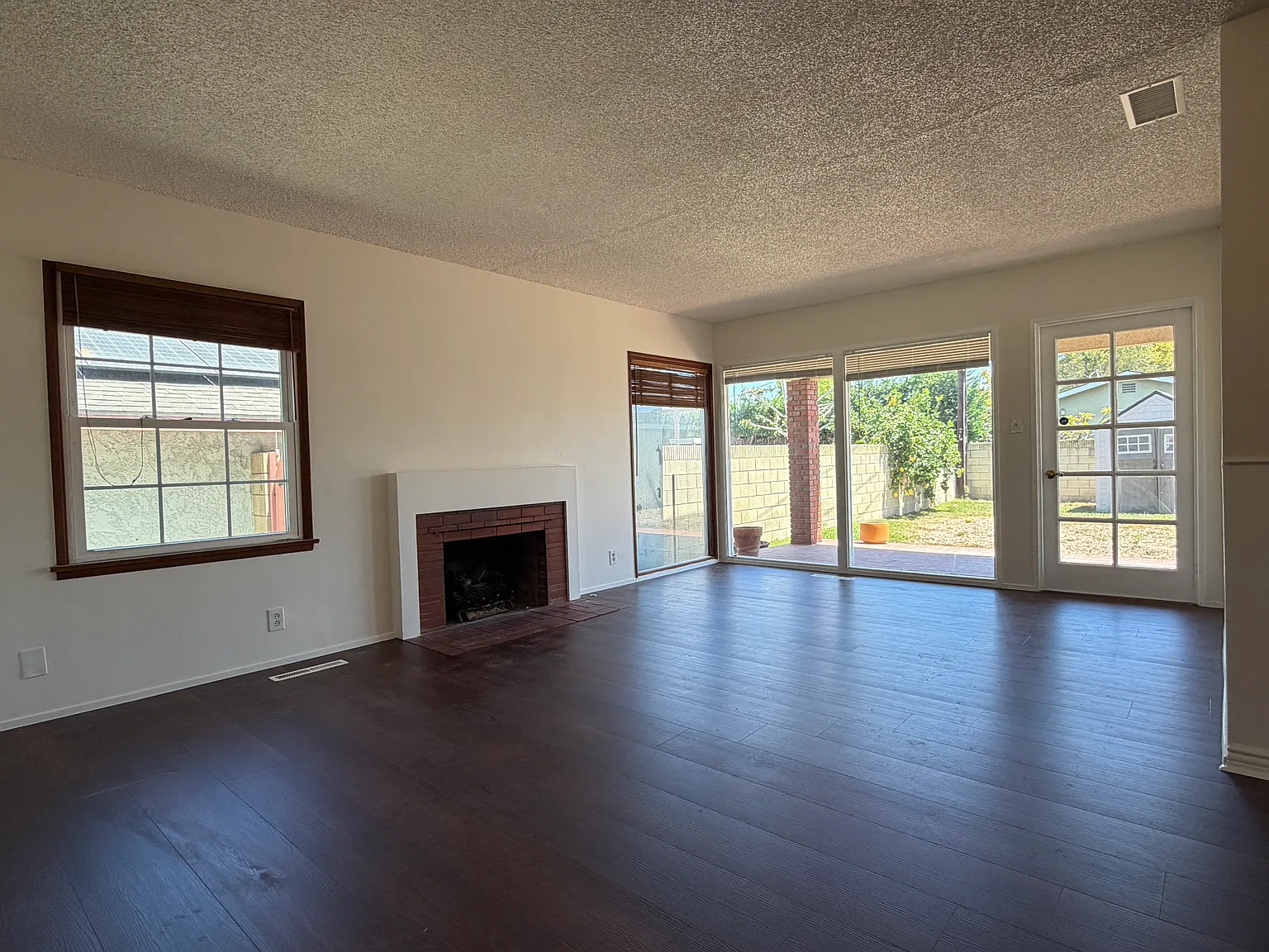 3 bed, 1210 sqft, $3,800 — Photo 2