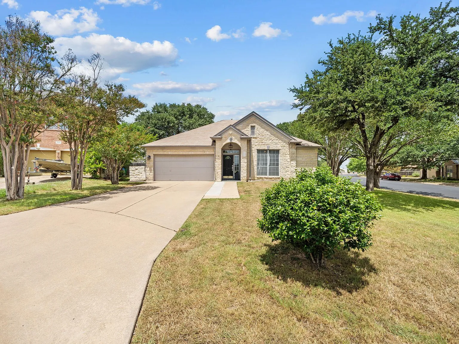 3 bed, 2.0 bath, 2026 sqft, $2,235 — Photo 2
