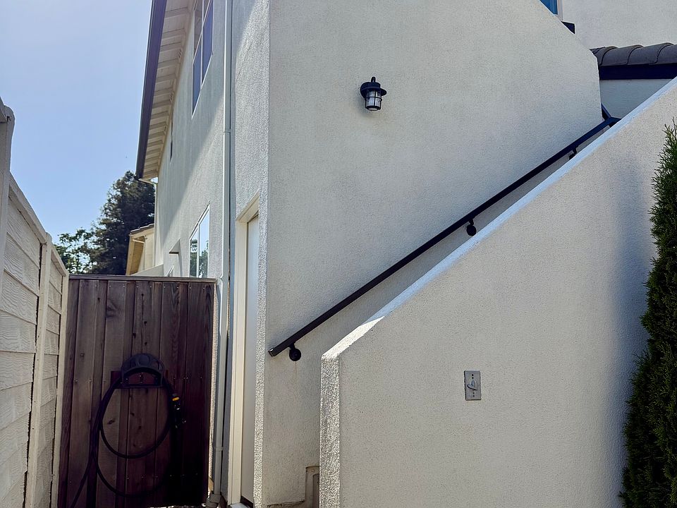 At the bottom of the stairs there is the storage room. That hose belongs to the studio and tenants can use it freely.