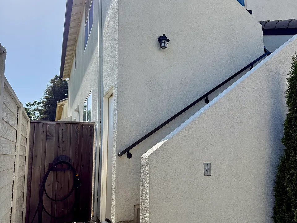 At the bottom of the stairs there is the storage room. That hose belongs to the studio and tenants can use it freely.