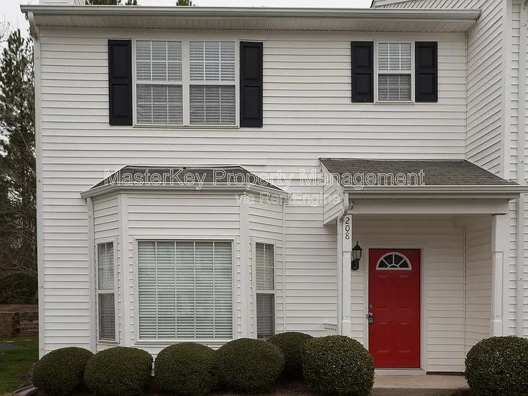 208 Pointe Crest Ct — Photo 1