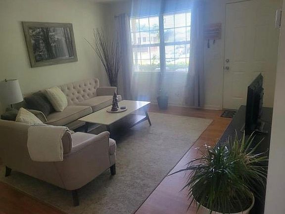 2nd image of 2633 Villa Dr