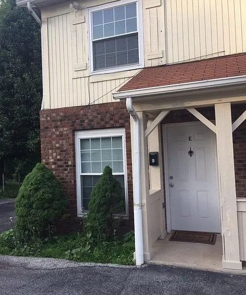 121 Oakwood Rd #E — Photo 2
