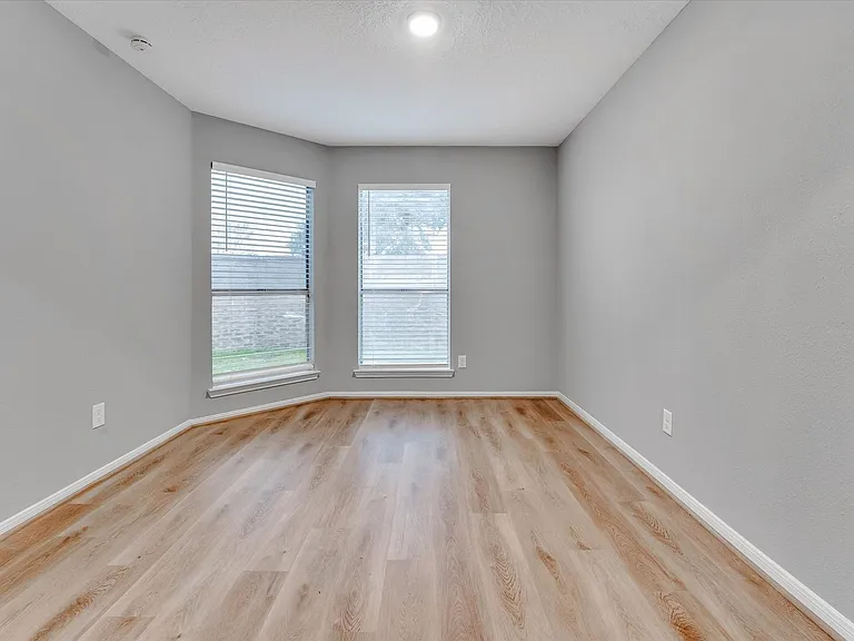 9407 Stockwell Dr — Photo 7