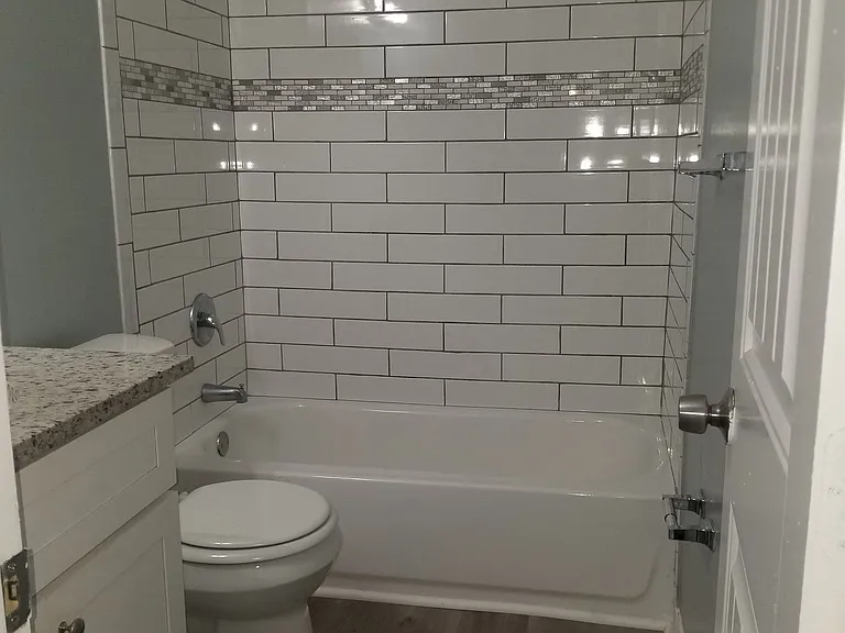 Avondale III Apartments — Photo 6