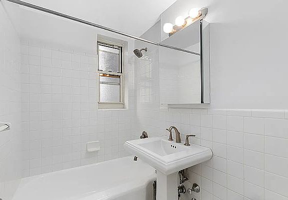 4th image of 200 E 17th St APT 3G