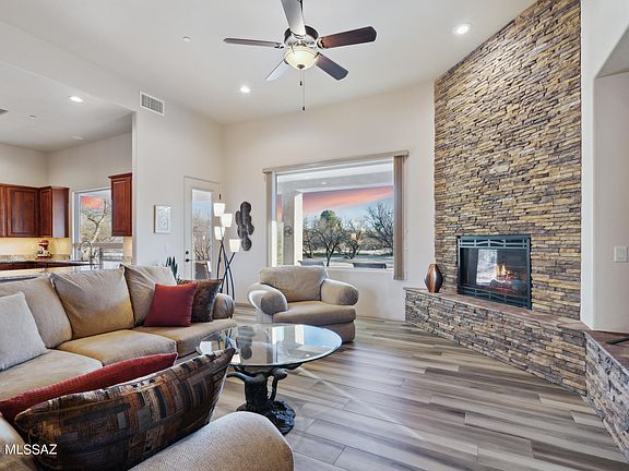 3rd image of 1589 N Mariposa Woods Pl