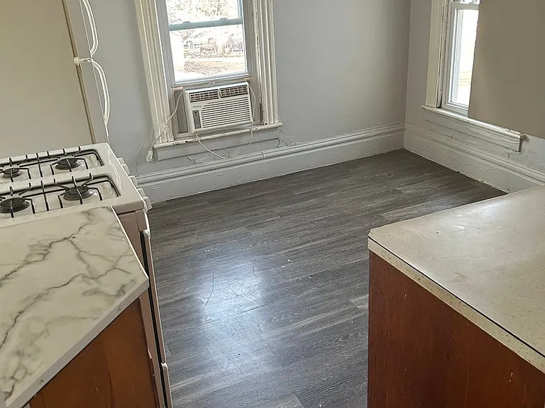 1003 Grant Ave — Photo 3