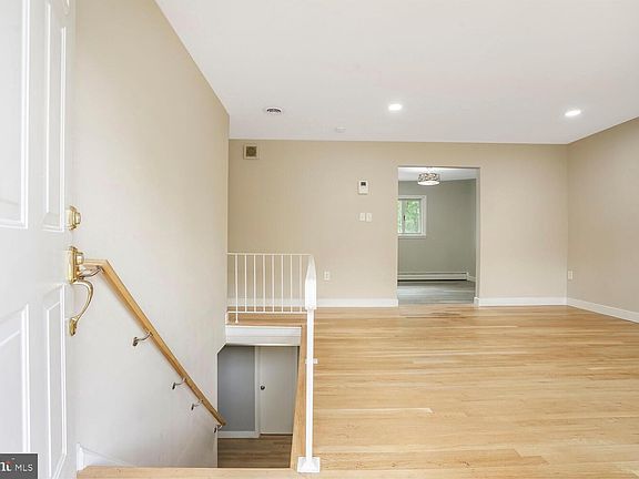 5th image of 3809 Claremont Ln