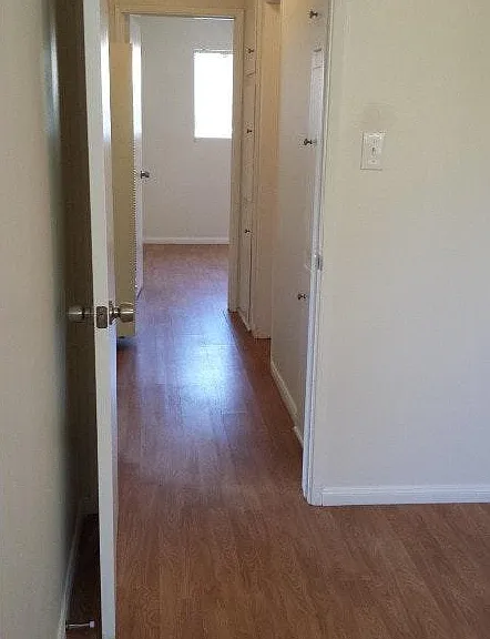 910 E Elk Ave — Photo 4