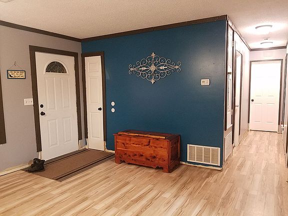 Entryway/Livingroom