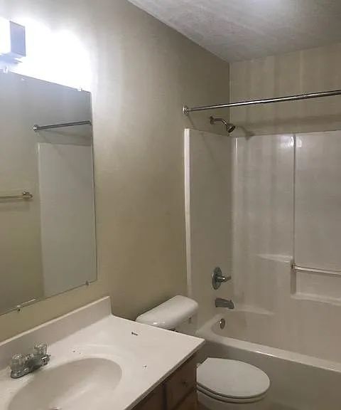 559 Sherman St — Photo 3