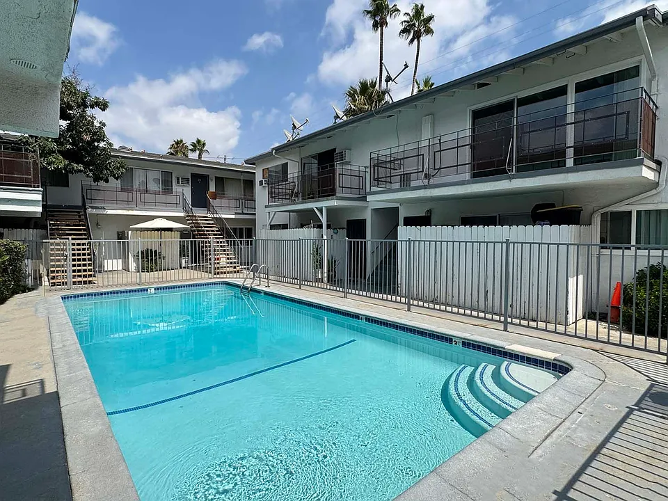6335 Whitsett Ave