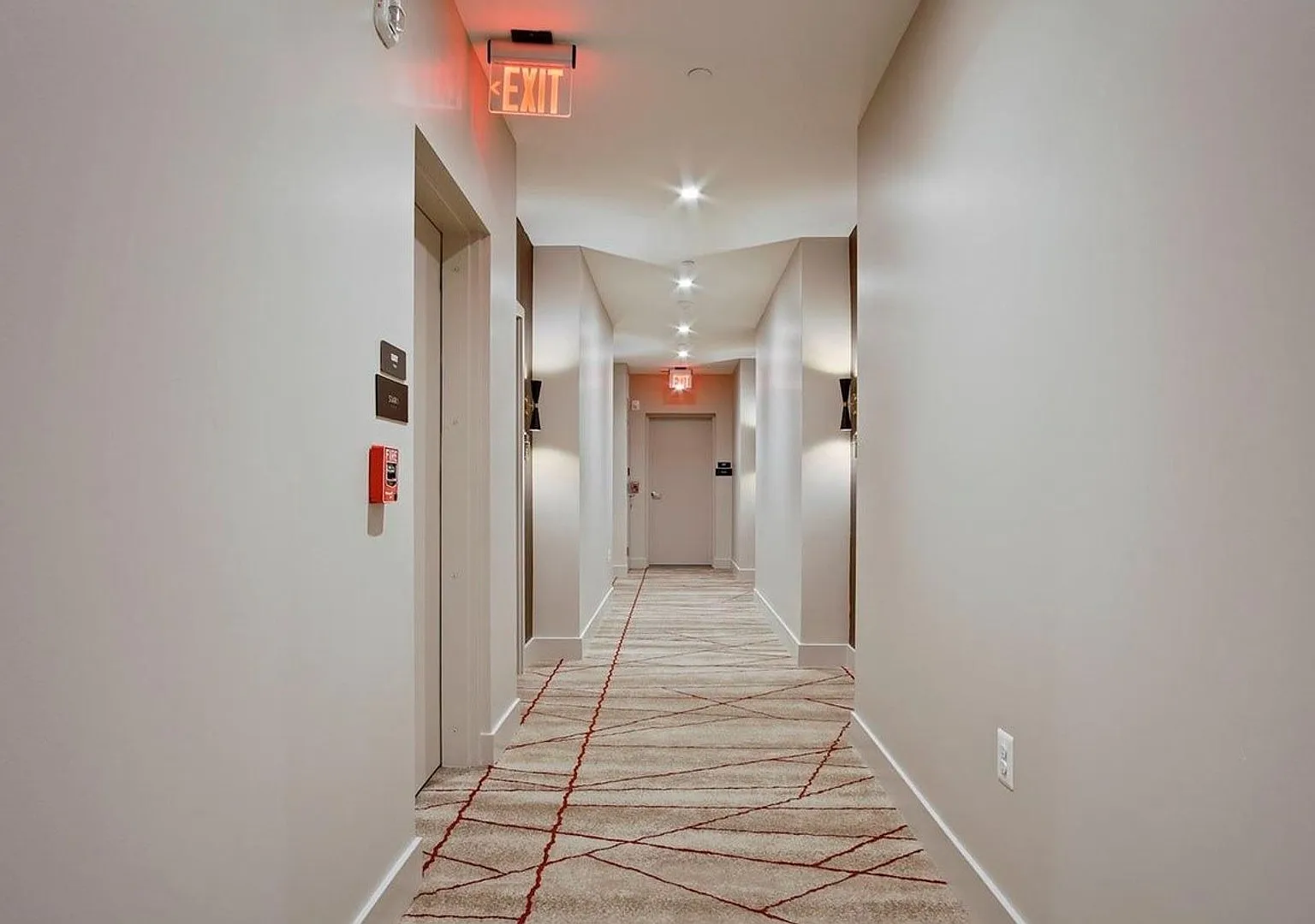 One Bedroom Condo in the Heart of the City + Rooftop Deck **Half Month Free on 12 Month Lease** — Photo 2
